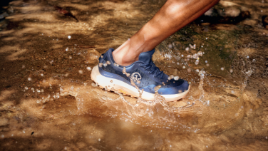 Waterproof sports shoes: dry feet in any weather