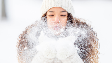 Hat, scarf and gloves: stylish through the cold season